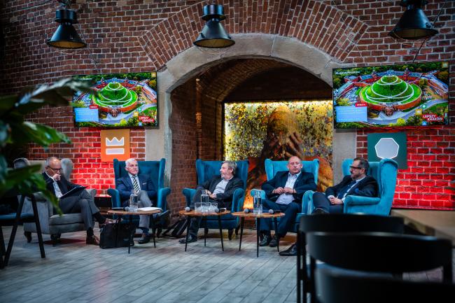 Uczestnicy debaty "Bezpieczny Kraków" rozpoczynają dyskusję.