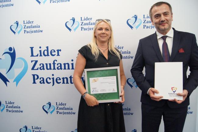 Przedstawiciele szpitala odbierają certyfikat "Lider Zaufania Pacjentów"