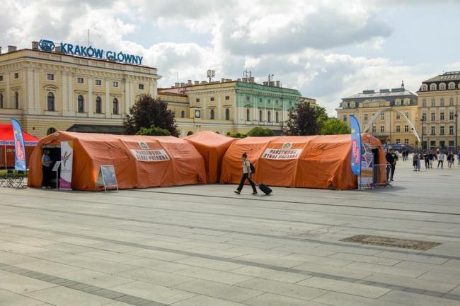 Szpital polowy przed Galerią Krakowską.