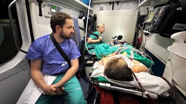 Zespół intensywnej terapii wiezie do Krakowa pacjenta podłączonego do ECMO.