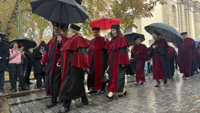 Orszak profesorów UJ na ulicach Krakowa, tegoroczny w deszczu. 