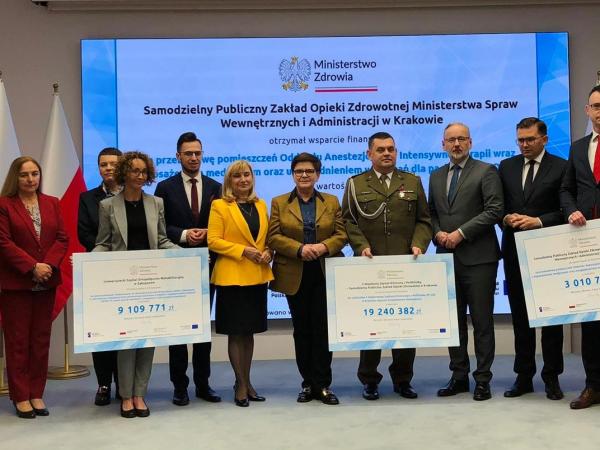 Zdjęcie - wręczenie czeku przez Ministra Zrdowia 