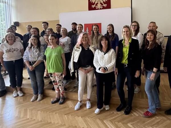 Wspólne zdjęcie lekarzy, pielęgniarek i pracowników Urzędu Miejskiego w Alwerni. Dzięki nim mieszkańcy Alwerni mogli skorzystać z bezpłatnych porad.