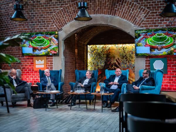 Uczestnicy debaty "Bezpieczny Kraków" rozpoczynają dyskusję.