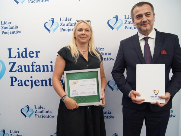 Przedstawiciele szpitala odbierają certyfikat "Lider Zaufania Pacjentów"