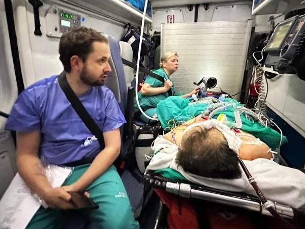 Zespół intensywnej terapii wiezie do Krakowa pacjenta podłączonego do ECMO.