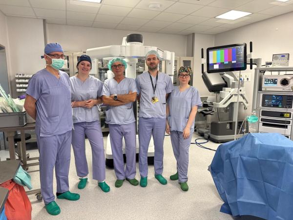 Zdjęcie grupowe - kolejny zespół chirurgiczny z certyfikatem do wykonywania operacji z wykorzystaniem robota. Także operacji bariatrycznych.