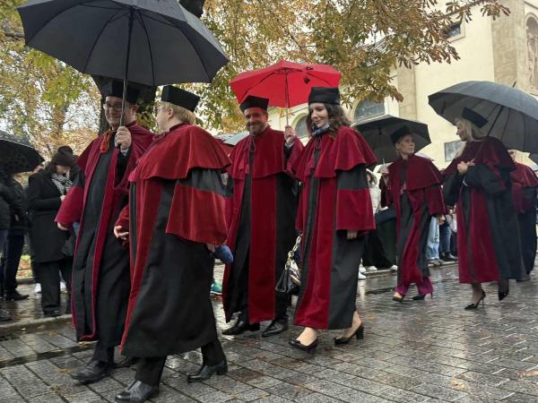 Orszak profesorów UJ na ulicach Krakowa, tegoroczny w deszczu. 