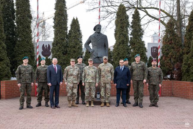 robocze spotkanie w Krakowie US Army Medical Readiness Command Europe (Dow&oacute;dztwo Gotowości Medycznej Armii Amerykańskiej w Europie), komendant&oacute;w Dow&oacute;dztwa 2 Korpusu Polskiego &ndash; Dow&oacute;dztwa Komponentu Lądowego i Garnizonu Krak&oacute;w oraz władz 5 Wojskowego Szpitala Klinicznego w Krakowie.&nbsp;