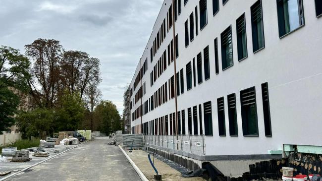 Jasnopopielata fasada nowego budynku szpitala wojskowego w Krakowie prawie gotowa.