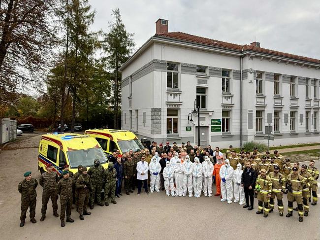 Wsp&oacute;lne zdjęcie wszystkich uczestnik&oacute;w ćwiczeń "Wsp&oacute;łpraca 2025"