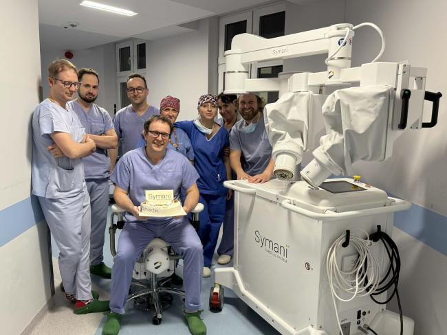 Zesp&oacute;ł szpitala wojskowego, kt&oacute;ry przeprowadził pierwszą operację z wykorzystaniem robota mikrochirurgicznego