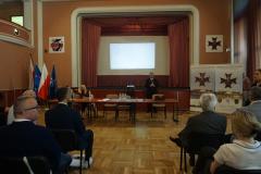 Dyrektor szpitala wojskowego, prof. Bartłomiej Guzik otwiera konferencję.