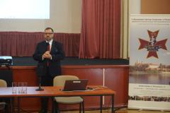 Dyrektor szpitala wojskowego, prof. Bartłomiej Guzik otwiera konferencję.