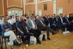 Uczestnicy pierwszej konferencji MedTech słuchają prelekcji.
