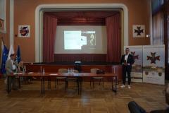 Jeden z prelegentów konferencji MedTech rozpoczyna prezentację.