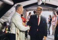 Podziękowanie za wspólna akcję - dyr. Bartłomiej Guzik i prezydent Stanisław Mazur.