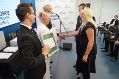Uroczyste wręczenie certyfikatów "Lider Zaufania Pacjentów" w Warszawie. Przedstawiciele szpitala odbierają tytuł i znak jakości oraz "Wyróżnienie Specjalne Ekspertów"