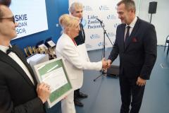 Uroczyste wręczenie certyfikatów "Lider Zaufania Pacjentów" w Warszawie. Przedstawiciel szpitala odbiera tytuł i znak jakości.