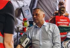 Prezydent Mazur ba badaniach - pomiar ciśnienia krwi.