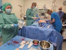 Zespół intensywnej terapii z pacjentem podłączonym do ECMO na sali operacyjnej.