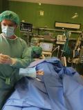 Zespół intensywnej terapii z pacjentem podłączonym do ECMO na sali operacyjnej.