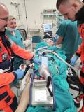 Zespół intensywnej terapii z pacjentem podłączonym do ECMO na sali operacyjnej.