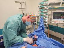 Zespół intensywnej terapii z pacjentem podłączonym do ECMO na sali operacyjnej.