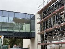 Szklaną przełączka pomiędzy budynkami