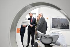 Goście na prezentacji tomografu zliczającego fotony