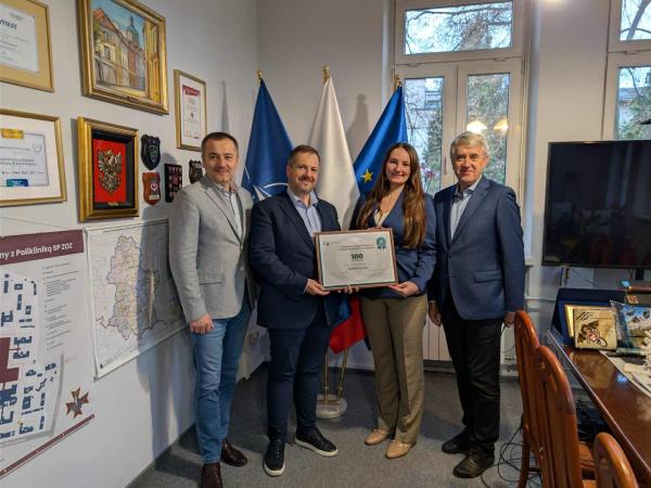 Władze szpitala z certyfikatem przekroczenia 100 pierwszych operacji z wykorzystaniem robotaa 