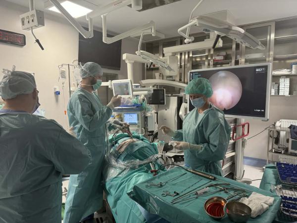 Neurochirurg przeprowadza endoskopową operację kręgosłupa.