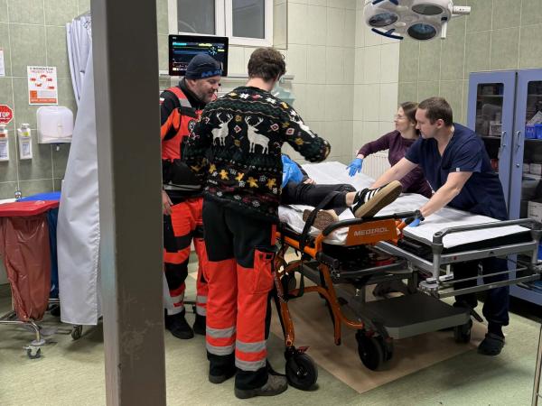 Ratownicy z pacjentem, którego przywieźli na SOR